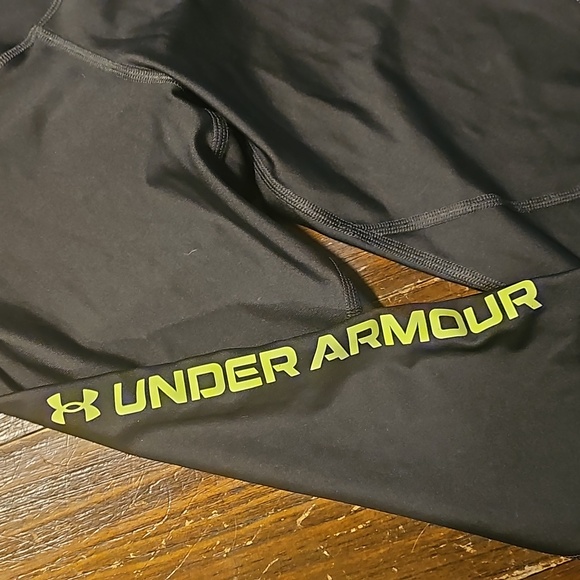 Woman's black Under Armour compression pants size medium - Picture 2 of 4